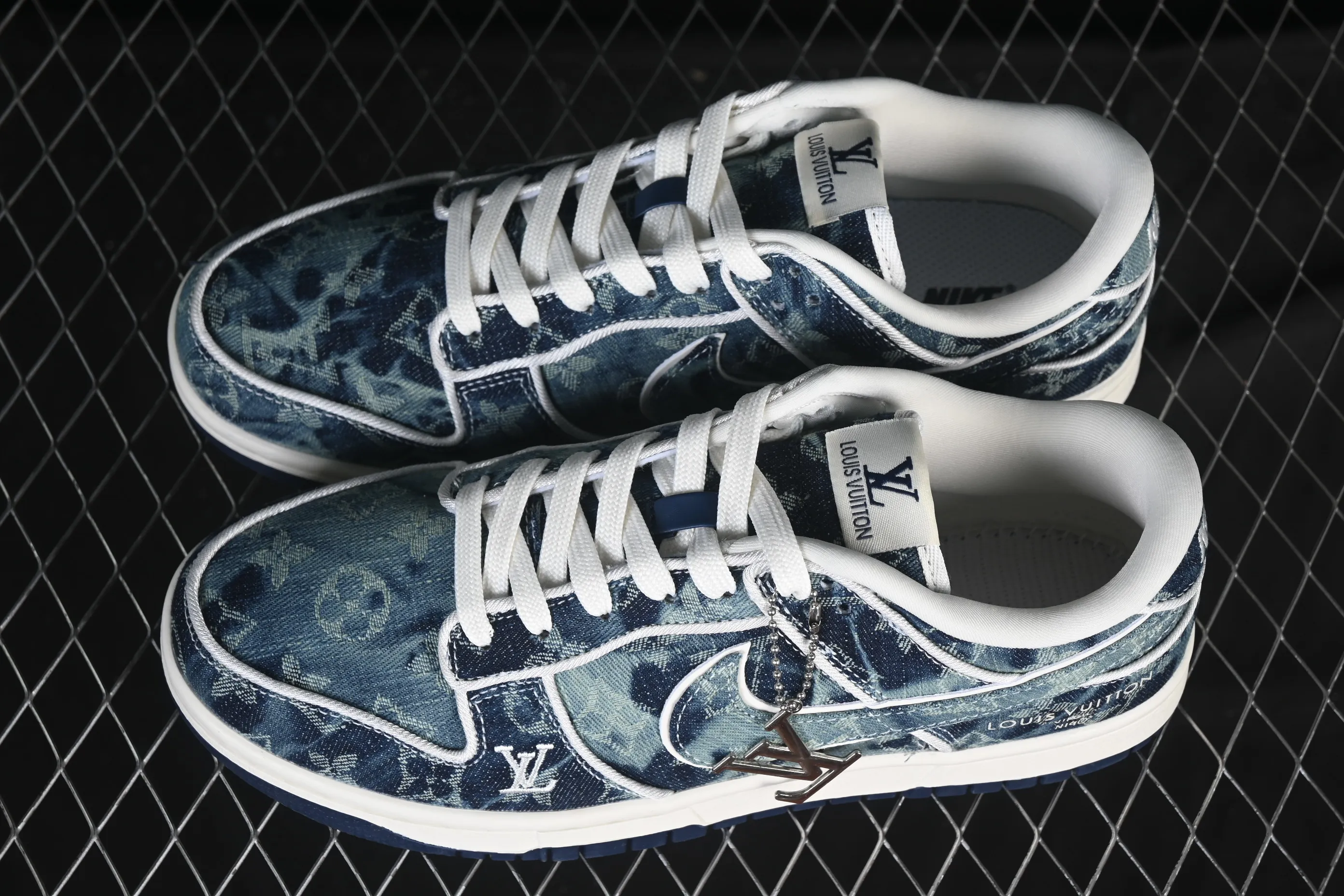 All categories Nk SB Dunk Series Nk SB Dunk Low High-end customized low-top sneakers Nike SB Dunk Low LV co-branded blue denim High-end customized low-top casual sneakers SC0601-466
